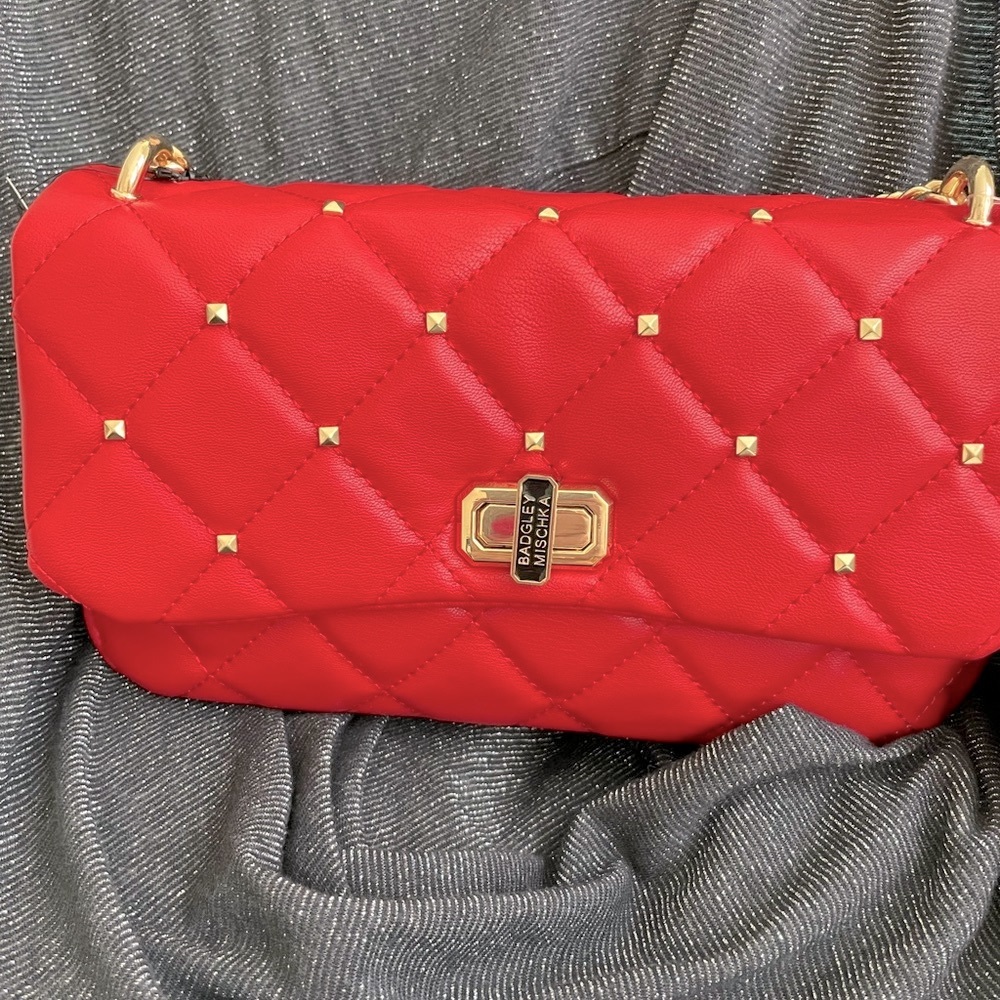 🌟BADGLEY MISCHKA NEW AUTHENTIC DESIGNER RED/GOLD QUILTED CROSSBODY/CLUTCH